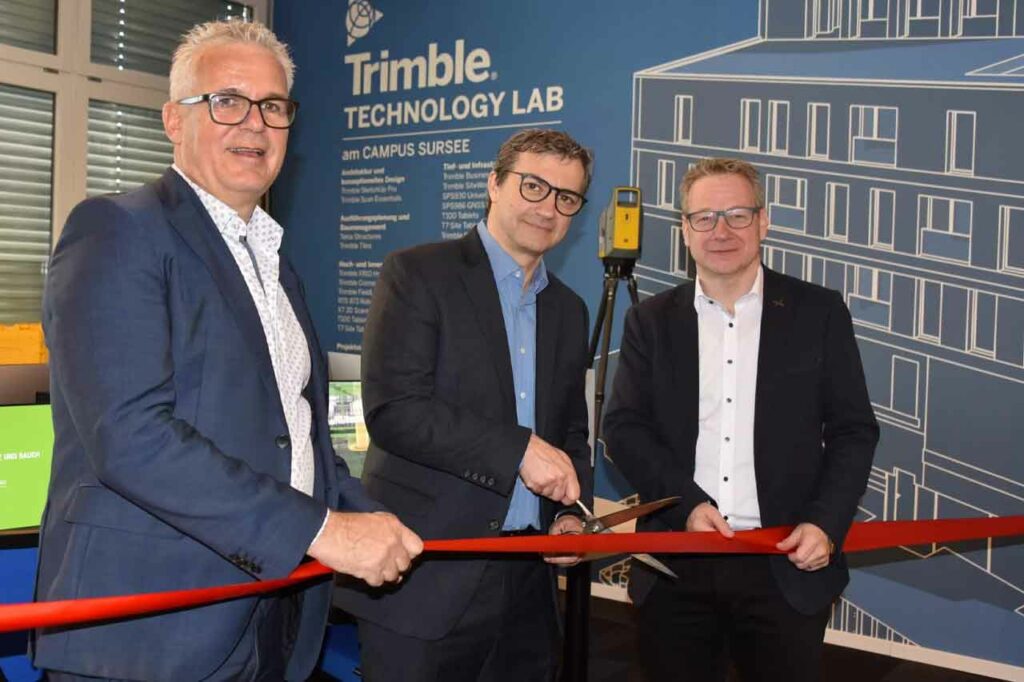 Thomas Stocker, Geschäftsführer und stellvertretender Direktor des Bildungszentrum Bau am Campus Sursee, Olivier Casabianca (Vice President, GeoInstruments und Global Marketing Director, Geospatial) von Trimble und Markus Brun, CEO der MEB Group eröffnen feierlich das Trimble Technology Lab am Campus Sursee.